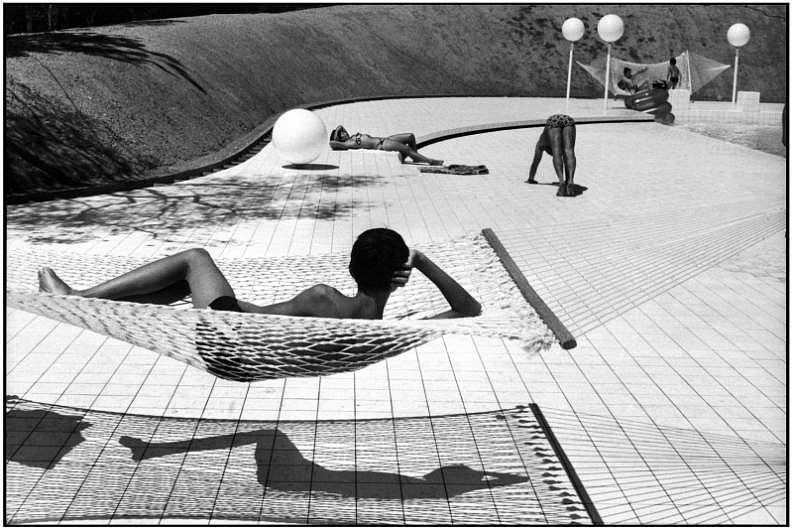 Martine Franck
Swimming pool designed by Alain Capeilleres, La Brusc, France, 1976
Gelatin silver print (black & white)
16 x 20 in. (40.6 x 50.8 cm)