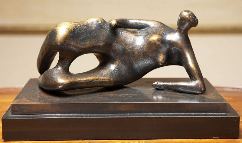 Henry Moore
Reclining Woman No 1, 1980
Bronze
4 3/8 x 9 3/4 x 5 1/4 in. (11.1 x 24.8 x 13.3 cm)
Edition 7/9