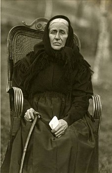 August Sander - Untitled (Frauenportrait/Portrait of a woman)
