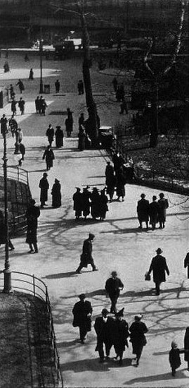 Paul Strand
City Hall Park, 1915
Photogravure
13 7/8 x 6 3/4 in. (35.2 x 17.2 cm)